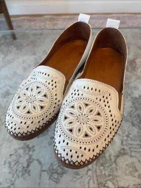 Spring Step White Perforated Leather Slip-On Loafers Size 38 (w 7-7.5)